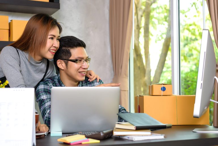 asian,charming,beautiful,girl,entrepreneur,and,her,boy,friend,feel